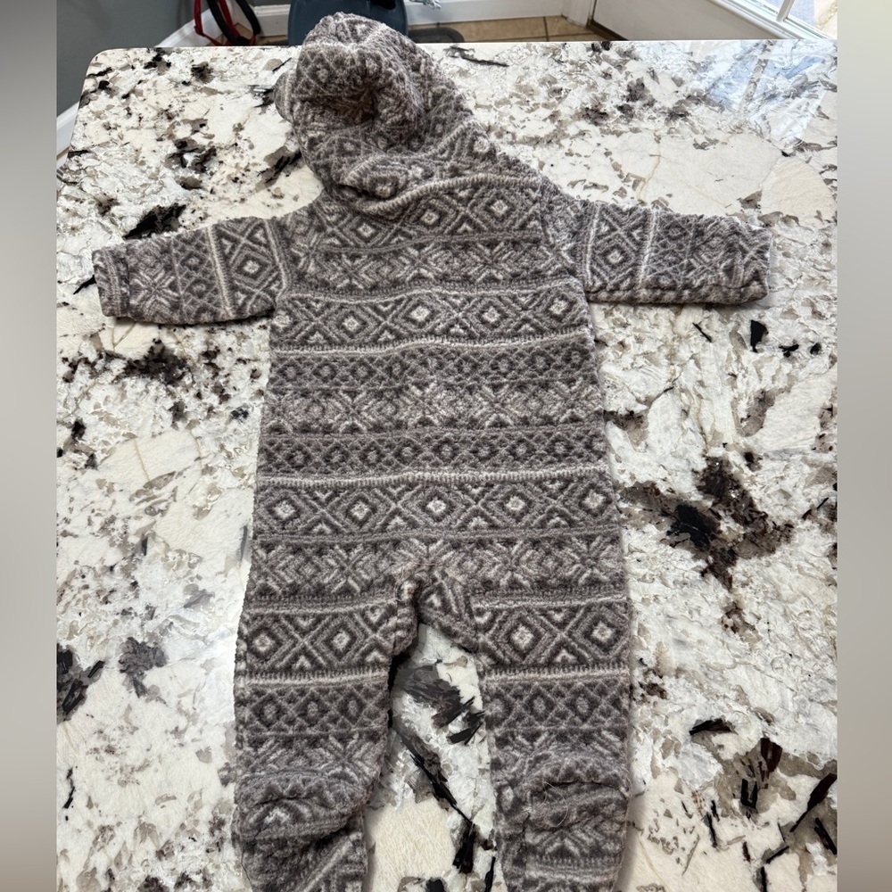 Old Navy gray Geometric Footie one piece 6-12m - Picture 5 of 5